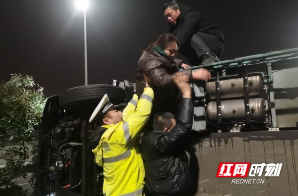 视频丨“我来背你！” 湘潭交警寒夜暖心救助事故伤员