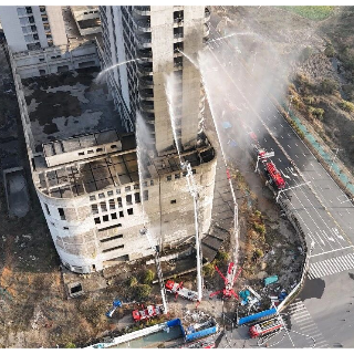湘潭消防组织开展高层建筑灭火救援实战演练