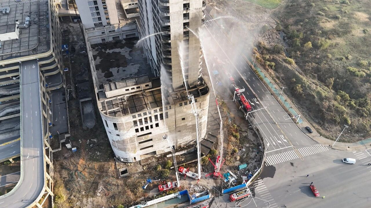 湘潭消防组织开展高层建筑灭火救援实战演练