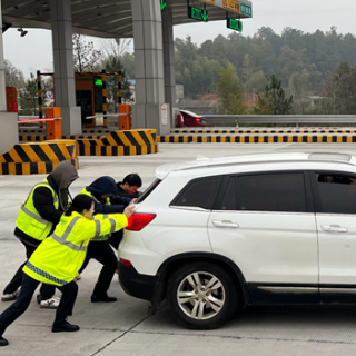 春运路上归途暖,因为这抹“志愿红”