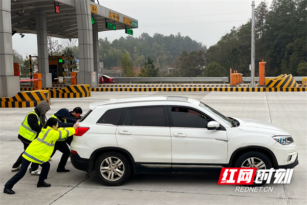 春运路上归途暖，因为这抹“志愿红”