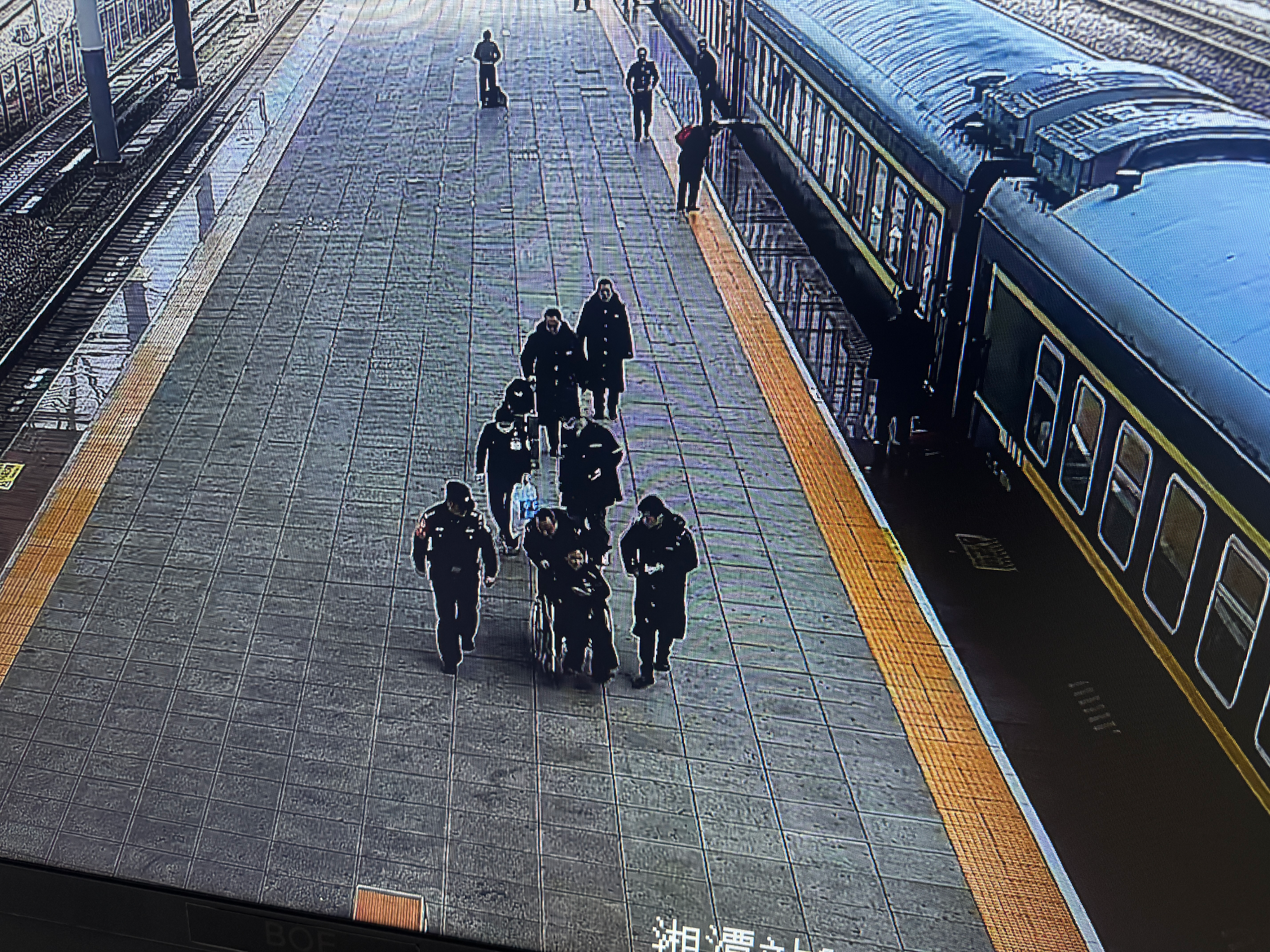 列车上旅客突发疾病 湘潭火车站工作人员暖心救助