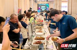 视频丨绿茵传奇聚莲城 西甲球员点赞“湘潭味道”