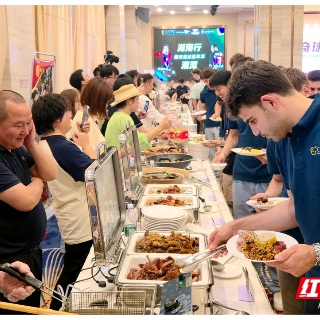 视频丨绿茵传奇聚莲城 西甲球员点赞“湘潭味道”