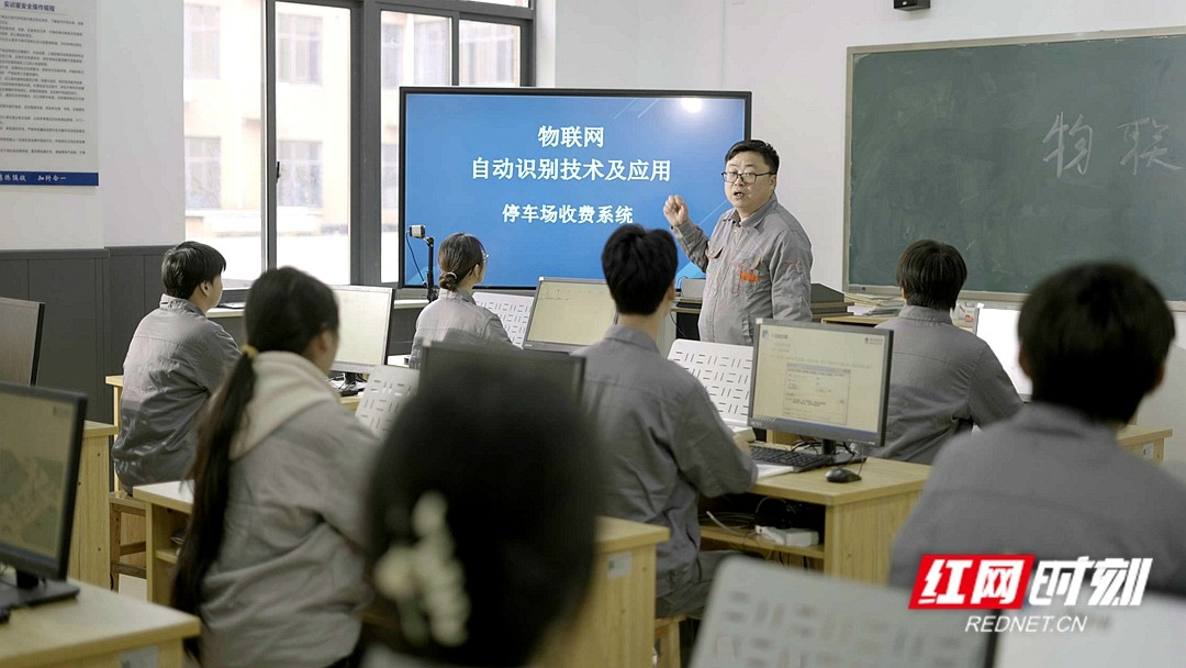 逐光者丨蒋波：从企业技术骨干到“双师型教师”的三重跨越