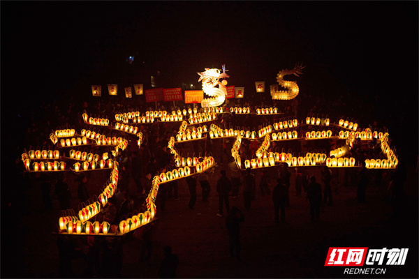 09.摆一笔“和”字造型，摄影：杨年春，地点：龙潭河镇中学操场，时间：2012.2.6.jpg