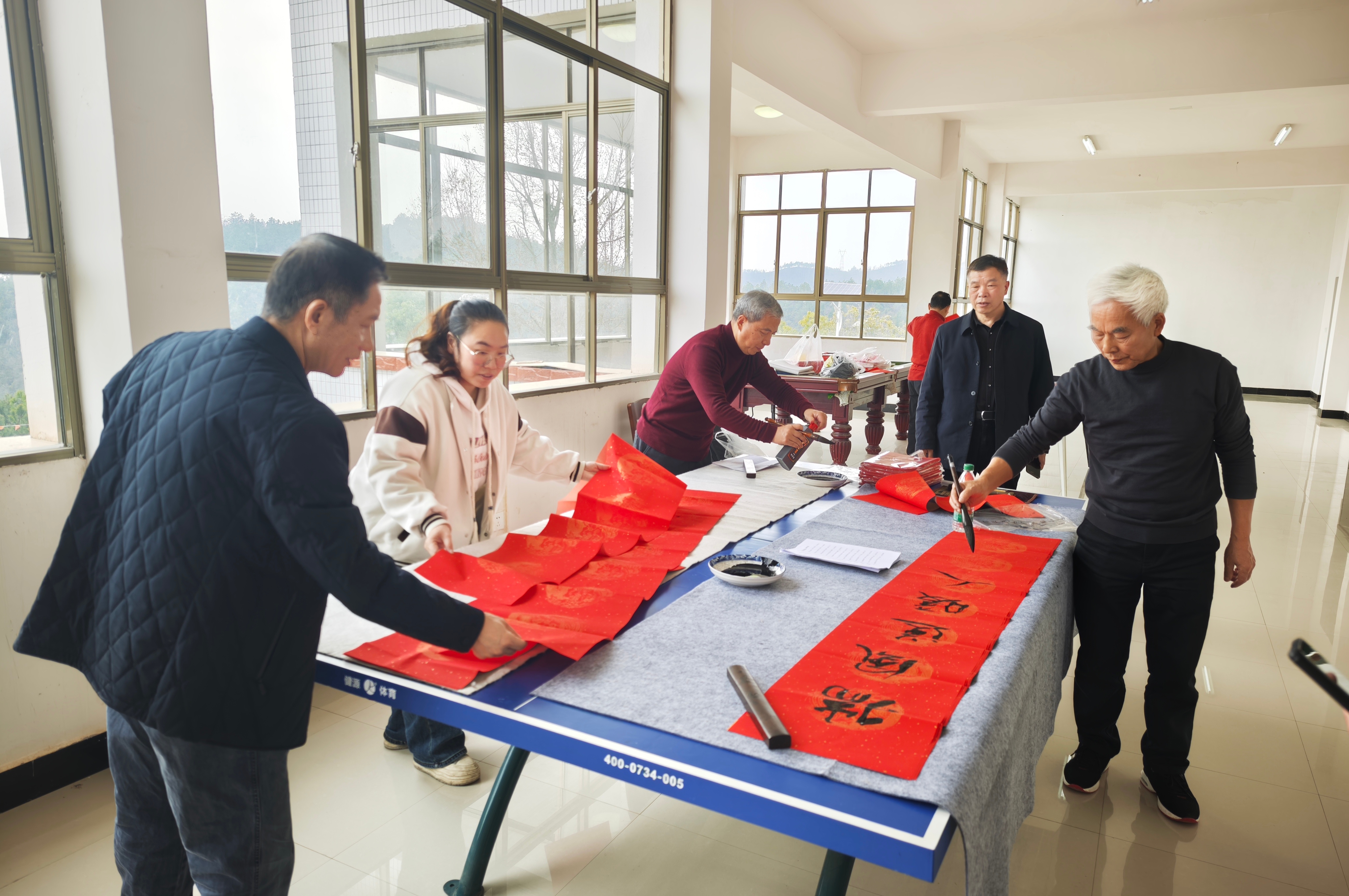 写春联.jpg 写春联.jpg