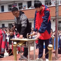 学校组织学生砸手机，如此形式主义不可取