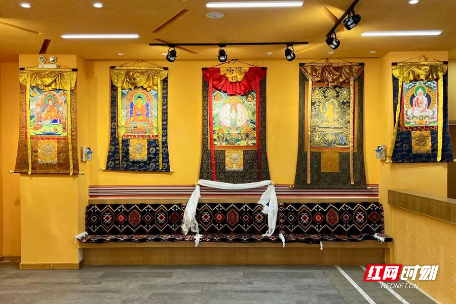 在巅峰贡蜜购物点也可以体验浓郁的藏族文化.jpeg 在巅峰贡蜜购物点也可以体验浓郁的藏族文化.jpeg