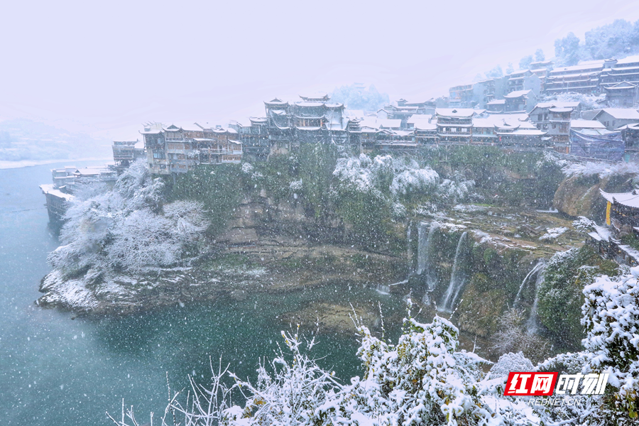 热乎乎的雪景大片来了！2021年芙蓉镇的第一场雪降临