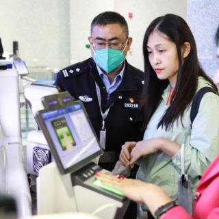 三年来张家界首个国际客运航班复航 张家界边检站高效助力