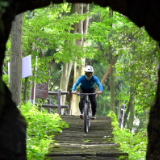 张家界建成国内首条峰林速降赛道 50名车手7月接受考验
