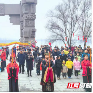 朝圣祈福、赶苗集、尝长桌宴 大年初二超三千人游览沅陵中华书山