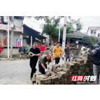 永顺朗溪乡:干部劳动添风景 校园周边除隐患