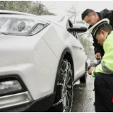 最美“雪警”，龙山交警雪天执勤为民护航