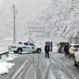 龙山：抗冰战雪党旗红