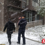 泸溪：漫天飞雪中，这个民警抱娃的背影超暖！