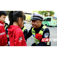 致敬五一坚守者：“交警叔叔，这朵红花送给您！”