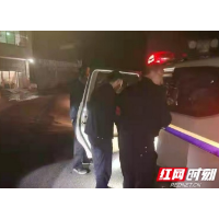 泸溪：老人不慎坠入溪涧 民警凌晨紧急救援