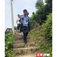 “没事，我们背您” 龙山公安流动办证队的暖心瞬间