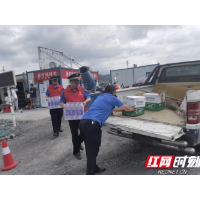 吉首城管：高温“送清凉”助力高铁建设“百日冲刺”
