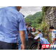 古丈:路遇“被困”车辆 警民合力帮助脱困