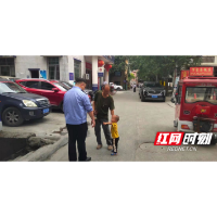 吉首民警化身暖心“大哥哥”帮助小朋友找到家人