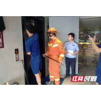 吉首：群众被困电梯  公安消防联合救援