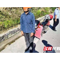 男子酒后骑摩托上路 被花垣公安民警逮个正着