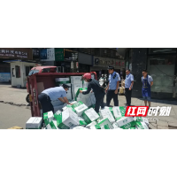 凤凰：三轮车侧翻货物散落一地 巡逻警员帮忙捡拾