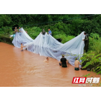 暴雨来袭 泸溪公安抗洪抢险一线“守初心”