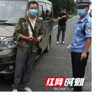 龙山：交警查处营运面包车超员违法行为2起