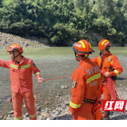 男孩游泳被困河对岸  永顺消防成功营救