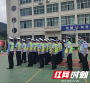 “小头盔”带动“大安全” 保靖公安开展“一盔一带”宣传活动