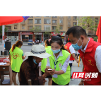 保靖:组工干部进小区 助力疫情防控