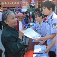 龙山公安走上街头开展宣传 让全民反诈意识深入人心