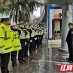 湘西州交警支队慰问战斗在春运一线的交通民警