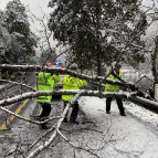 泸溪交警全力抗击冰雪 守护一方平安