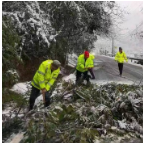 吉首公路人春节不分昼夜抗冰除雪