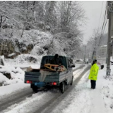 湘西公安交警闻雪而动 迅速迎战风雪保畅通