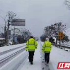 大年初二 凤凰交警浴“雪”奋战确保道路畅通有序