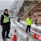 保靖：群众春节走亲不畏冰雪 交警寒风中耐心劝归