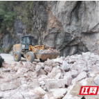 永顺县公路建设养护中心清理省道S247线山体崩塌土石方