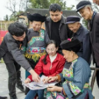 石红走进十八洞村宣讲 石拔三老人唱起了感恩苗歌
