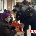 吉首城管：“三八”送慰问 情暖敬老院