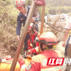 男子上山砍柴跌入15米天坑 湘西保靖消防紧急救援
