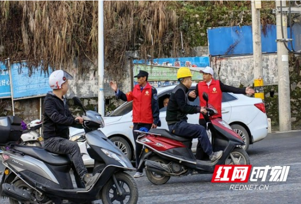 龙山：“志愿红”+“警察蓝” 给群众看得见的安全感