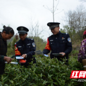 十八洞派出所民警走进田间地头宣讲党的二十大精神