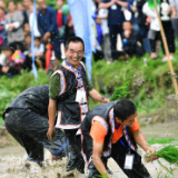第六届湘西农耕民俗文化节开幕 田间比赛第一名获大猪腿奖励