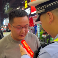 交警变身宣传员 走进夜市送上餐桌边的“拒酒驾课堂”